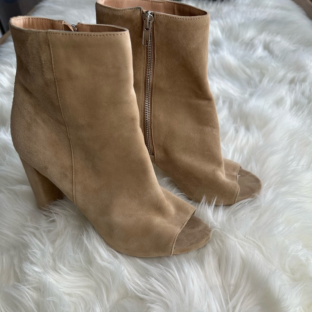 Steve Madden Manzzo Suede Block Heel Peep Toe Bootie in Sand Womens 10 EUC - Picture 2 of 13